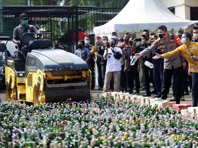 Alat Berat Gilas Barang Bukti Ribuan Botol Miras