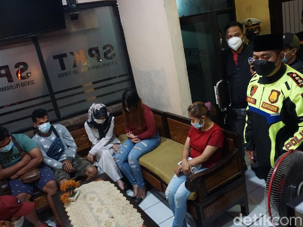 5 Pasangan Mesum Diciduk dari Hotel dan Kos di Mojokerto 5 Pasangan Mesum Diciduk dari Hotel dan Kos di Mojokerto