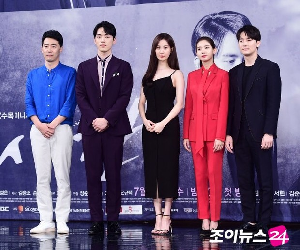 Potret Kim Jung Hyun Menjaga Jarak dengan Seohyun/Twitter.com/soompi Terlihat jelas Kim Jung Hyun enggan berdekatan dengan Seohyun saat sesi foto bersama.