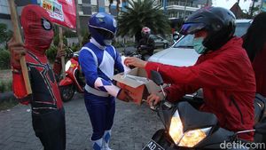 Power Ranger hingga Spiderman Bagi-bagi Takjil di Solo