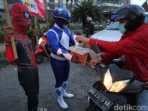Power Ranger hingga Spiderman Bagi-bagi Takjil di Solo Power Ranger hingga Spiderman Bagi-bagi Takjil di Solo
