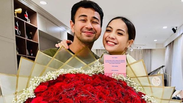 Selamat untuk pasangan Raffi Ahmad dan Nagita Slavina yang positif hamil anak kedua. Intip lagi yuk kemesraan keduanya!