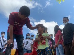 Rian DMASIV Ajak Korban Bencana Alam di NTT Jangan Menyerah