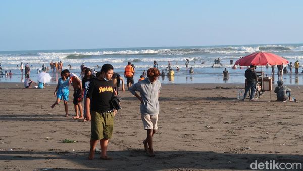 Foto: Ribuan Wisatawan Padati Parangtritis, Banyak yang Copot Masker