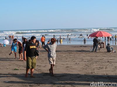 Foto: Ribuan Wisatawan Padati Parangtritis, Banyak yang Copot Masker
