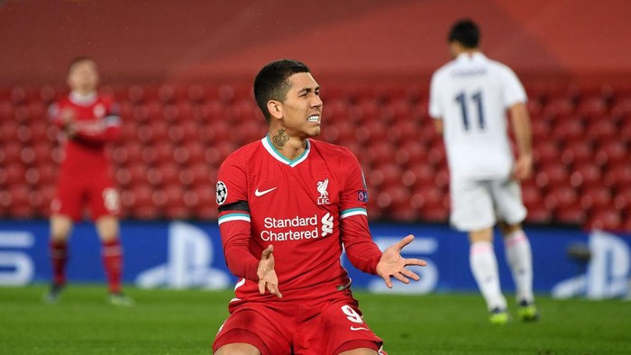 LIVERPOOL, ENGLAND - APRIL 14:  Roberto Firmino of Liverpool looks frustrated during the UEFA Champions League Quarter Final Second Leg match between Liverpool FC and Real Madrid at Anfield on April 14, 2021 in Liverpool, England. Sporting stadiums around the UK remain under strict restrictions due to the Coronavirus Pandemic as Government social distancing laws prohibit fans inside venues resulting in games being played behind closed doors.  (Photo by Shaun Botterill/Getty Images)