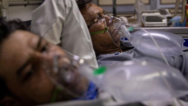 RS India Kewalahan Terima Pasien Corona Karena Lonjakan Kasus Patients suffering from the coronavirus disease (COVID-19) get treatment at the casualty ward in Lok Nayak Jai Prakash (LNJP) hospital, amidst the spread of the disease in New Delhi, India April 15, 2021. REUTERS/Danish Siddiqui