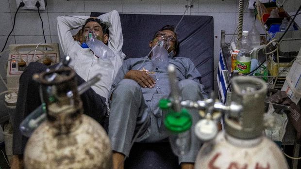 Patients suffering from the coronavirus disease (COVID-19) get treatment at the casualty ward in Lok Nayak Jai Prakash (LNJP) hospital, amidst the spread of the disease in New Delhi, India April 15, 2021. REUTERS/Danish Siddiqui     TPX IMAGES OF THE DAY