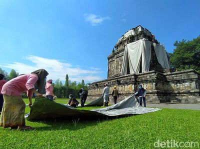 Foto: Selimut Candi Mendut Akhirnya Dibuka