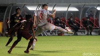 Para pemain PSM tak memberi ruang gerak kepada Marko Simic.