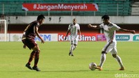 Persija langsung mengambil inisiatif serangan sejak babak kedua dimulai dan membuat kerepotan Zulkifli Syukur dkk.