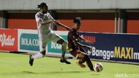 Persija harus berjibaku mengamankan gawangnya saat PSM melakukan serangan cepat.