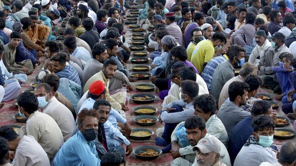 Seperti Ini Warga Pakistan Saat Berbuka Puasa