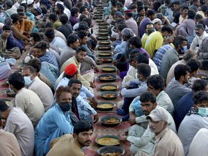 Seperti Ini Warga Pakistan Saat Berbuka Puasa