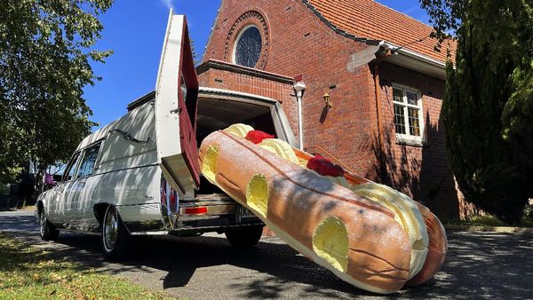 Ada-ada Aja, Peti Mati Bentuk Hotdog Hingga Kapal Layar