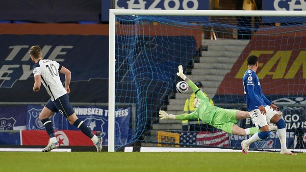 LIVERPOOL, ENGLAND - APRIL 16: Harry Kane of Tottenham Hotspur scores their teams second goal past Jordan Pickford of Everton during the Premier League match between Everton and Tottenham Hotspur at Goodison Park on April 16, 2021 in Liverpool, England. Sporting stadiums around the UK remain under strict restrictions due to the Coronavirus Pandemic as Government social distancing laws prohibit fans inside venues resulting in games being played behind closed doors. (Photo by Jon Super - Pool/Getty Images)