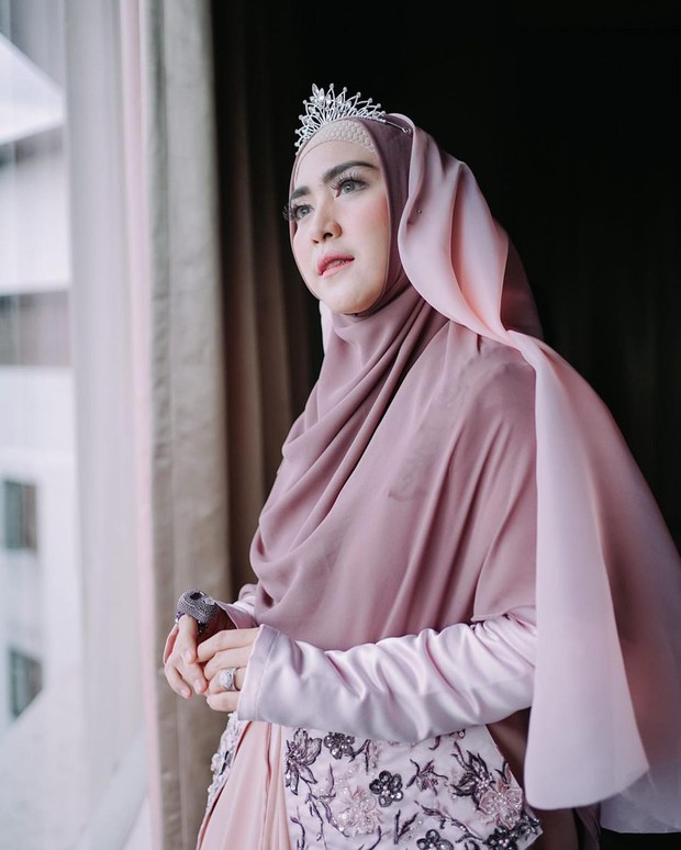 April Jasmine/instagram.com/apriljasmine85 April Jasmine mengenakan hijab gaya princess/instagram.com/apriljasmine85