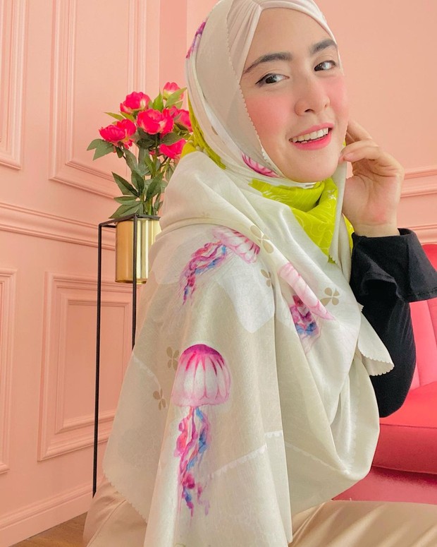 April Jasmine/instagram.com/apriljasmine85 April Jasmine mengenakan hijab gaya lilit syari/instagram.com/apriljasmine85
