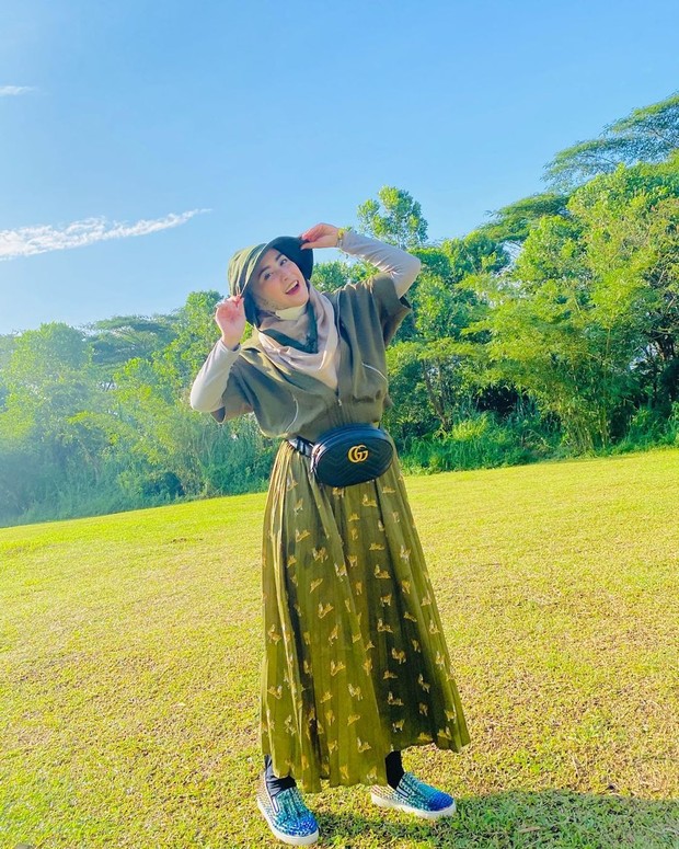April Jasmine/instagram.com/apriljasmine85 April Jasmine dengan hijab beraksen topi/instagram.com/apriljasmine85