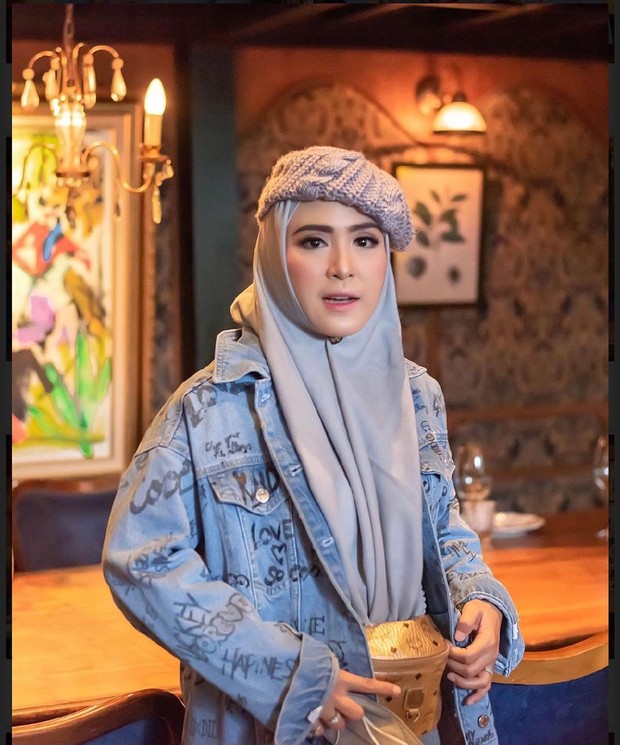 April Jasmine/instagram.com/apriljasmine85 April Jasmine dengan hijab dan topi baret rajut/instagram.com/apriljasmine85