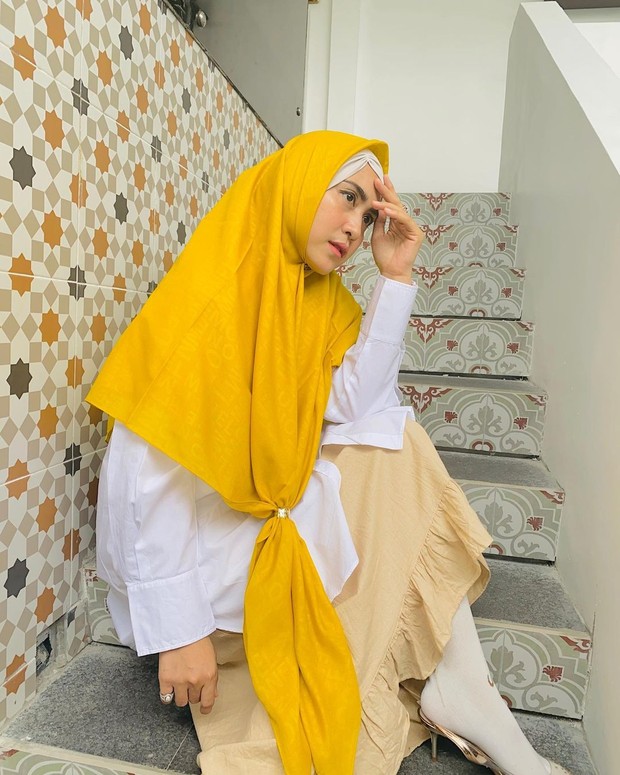 April Jasmine/instagram.com/apriljasmine85 April Jasmine mengenakan hijab syari simpel kuning/instagram.com/apriljasmine85
