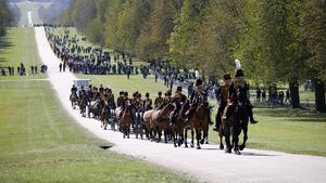 Artileri Pasukan Berkuda Tiba di Kastil Windsor