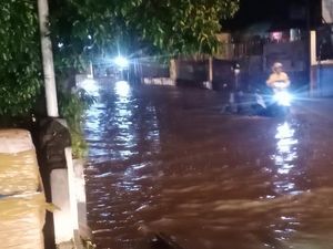 Jalan Raya Sawangan Depok Tergenang Usai Hujan Deras