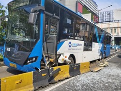 Diduga Sopir Ngantuk, Bus TransJakarta Tabrak Separator di Glodok