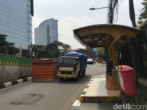 Awas Kena Macet! Ada Galian Manhole Dekat Halte TransJ Tendean Awas Kena Macet! Ada Galian Manhole Dekat Halte TransJ Tendean