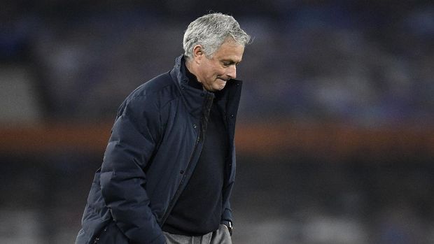 LIVERPOOL, ENGLAND - APRIL 16: Jose Mourinho, Manager of Tottenham Hotspur looks dejected following their side's defeat in the Premier League match between Everton and Tottenham Hotspur at Goodison Park on April 16, 2021 in Liverpool, England. Sporting stadiums around the UK remain under strict restrictions due to the Coronavirus Pandemic as Government social distancing laws prohibit fans inside venues resulting in games being played behind closed doors. (Photo by Peter Powell - Pool/Getty Images)