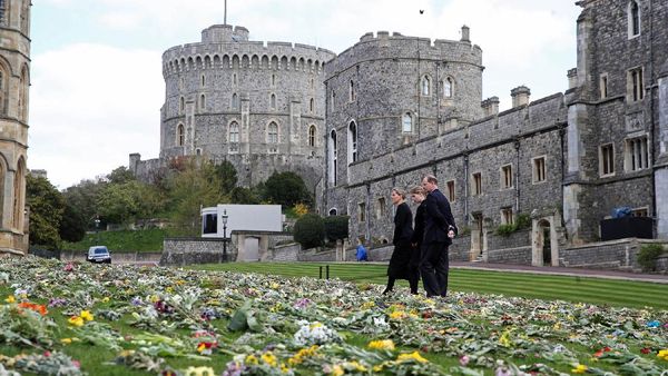 Kastil Windsor Banjir Karangan Bunga Jelang Pemakaman Pangeran Philip