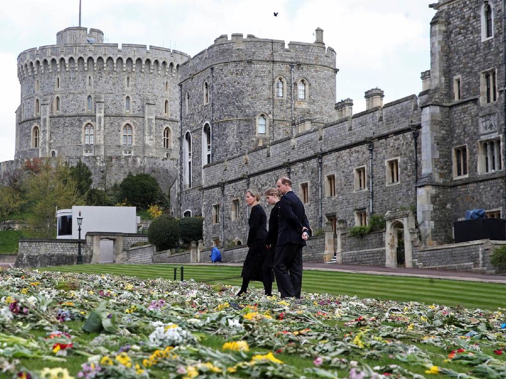 Kastil Windsor Banjir Karangan Bunga Jelang Pemakaman Pangeran Philip