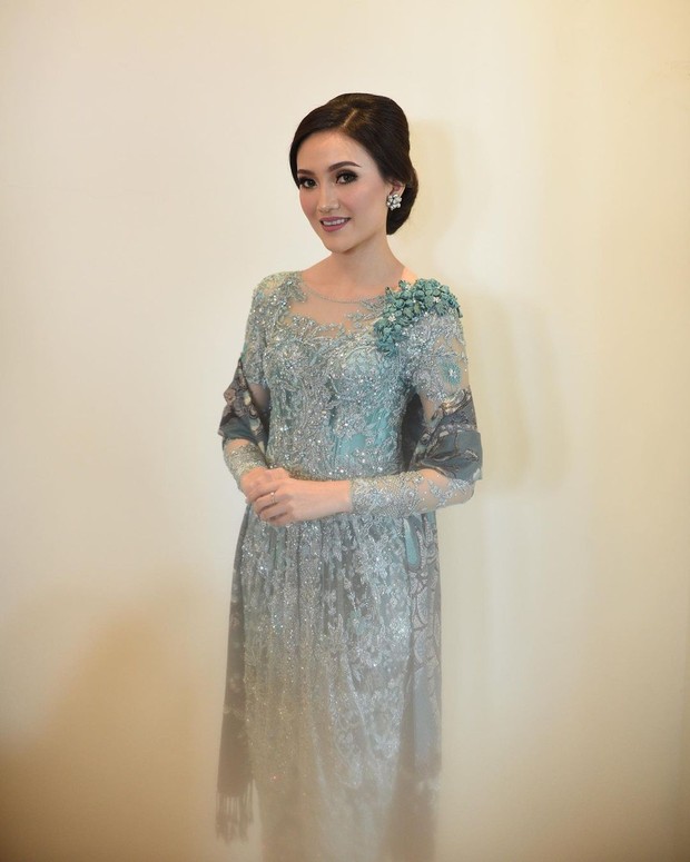6 Warna Kebaya yang Bikin Kulit Kelihatan Glowing