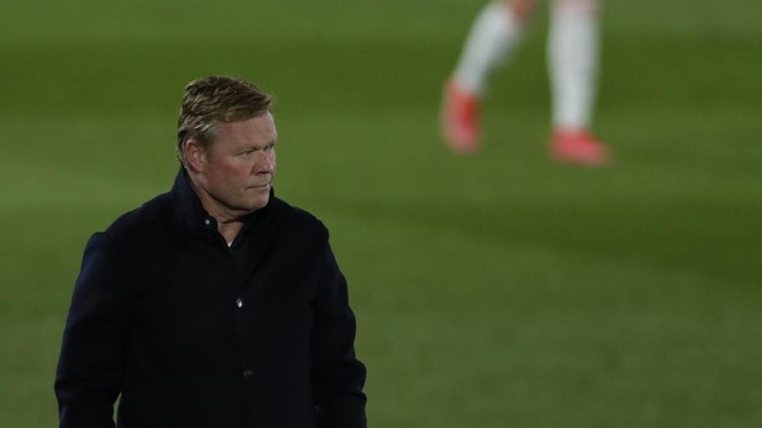Barcelonas head coach Ronald Koeman follows the action from the side line during the Spanish La Liga soccer match between Real Madrid and FC Barcelona at the Alfredo di Stefano stadium in Madrid, Spain, Saturday, April 10, 2021. (AP Photo/Manu Fernandez)