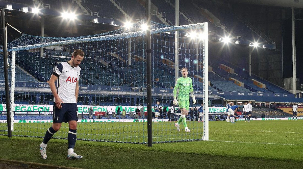 Harry Kane berjalan meninggalkan lapangan di laga Everton vs Tottenham Hotspur. (Foto: Getty Images/Clive Brunskill)