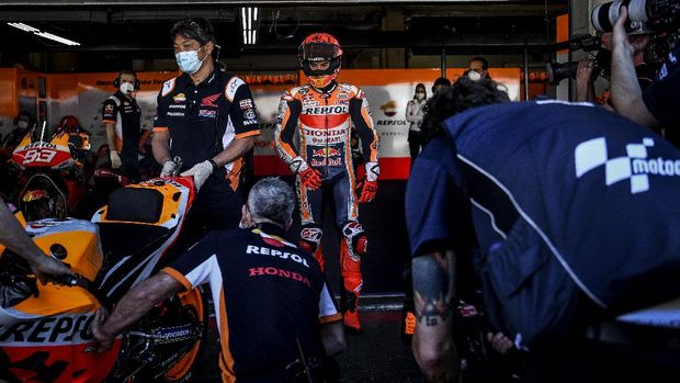 Repsol Honda Team's Spanish rider Marc Marquez prepares to ride during the first MotoGP free practice session of the Portuguese Grand Prix at the Algarve International Circuit in Portimao, on April 16, 2021. (Photo by PATRICIA DE MELO MOREIRA / AFP)