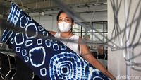 Melihat Pembuatan Pola Tidak Terduga dari Batik Itajime Shibori