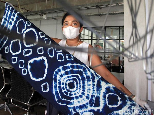 Melihat Pembuatan Pola Tidak Terduga dari Batik Itajime Shibori