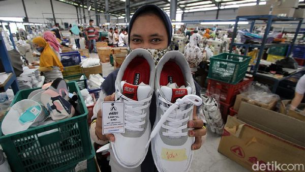 Melihat Pembuatan Sepatu Lokal di Klaten