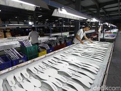 Produsen Sepatu Nike di Bandung Batal PHK 4.000 Buruh!