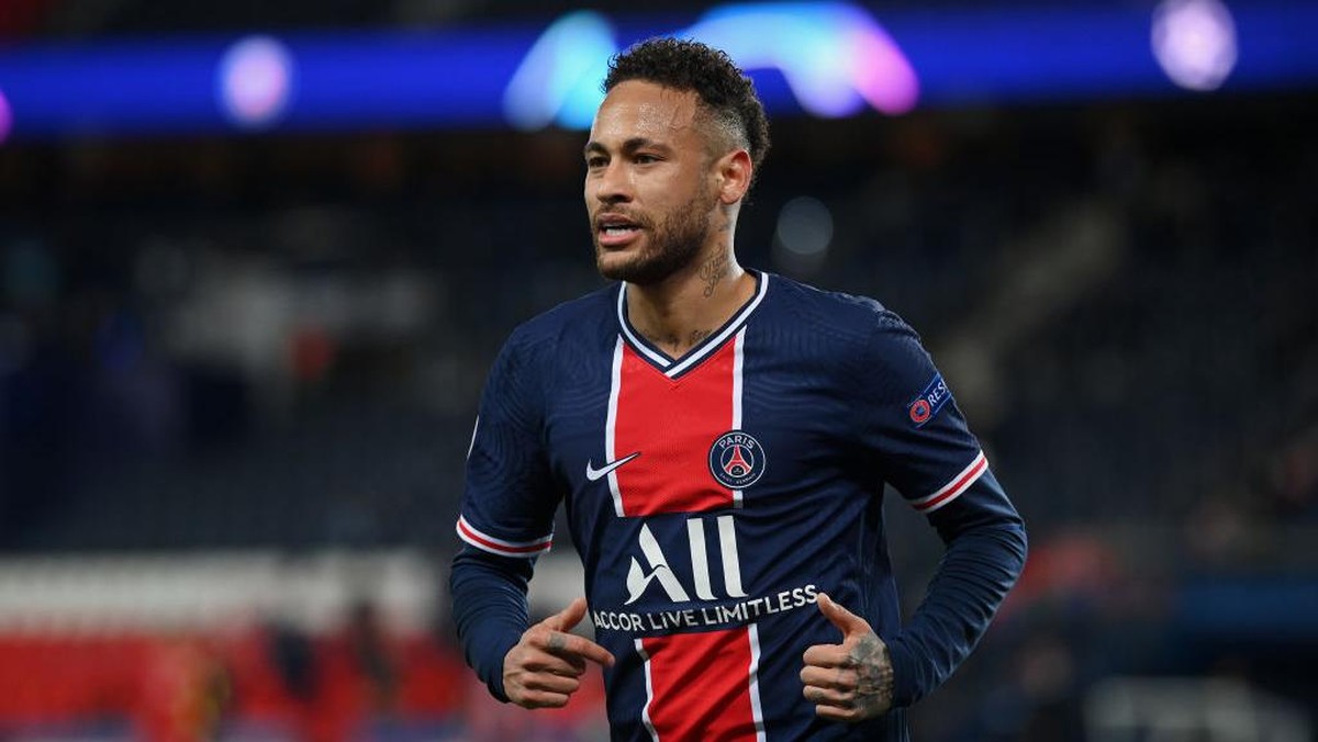 Neymar terus menggaji karyawannya secara utuh. Foto: Getty Images/Matthias Hangst