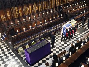 Ratu Elizabeth II Duduk Sendirian saat Pemakaman Pangeran Philip, Kenapa? Ratu Elizabeth II Duduk Sendirian saat Pemakaman Pangeran Philip, Kenapa?
