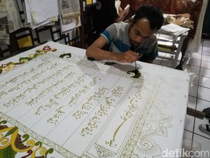 Melihat Penulisan Al-Quran Batik yang Dikerjakan Para Tunarungu di Solo