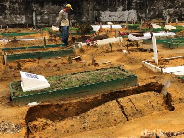 Penampakan Puluhan Makam Amblas Akibat Hujan Deras di Pekanbaru