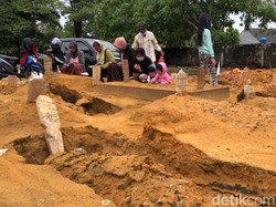 Puluhan Makam di Pekanbaru Amblas Akibat Hujan Deras