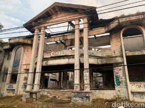 Rumah Hantu Darmo di Surabaya Dilelang Rumah Hantu Darmo di Surabaya Dilelang