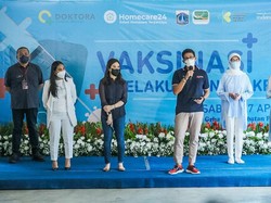 Musisi dan Artis Divaksinasi, Sandiaga: Agar Bioskop Tidak Jamuran!