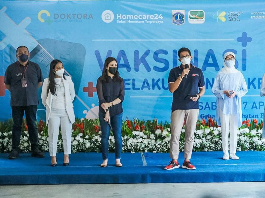 Musisi dan Artis Divaksinasi, Sandiaga: Agar Bioskop Tidak Jamuran! Musisi dan Artis Divaksinasi, Sandiaga: Agar Bioskop Tidak Jamuran!