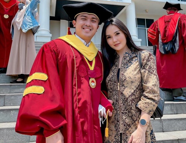 artis yang menikah muda