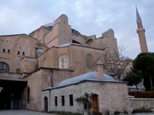 Salat Tarawih Perdana di Hagia Sophia Setelah 8 Dekade Lebih Jadi Museum Salat Tarawih Perdana di Hagia Sophia Setelah 8 Dekade Lebih Jadi Museum